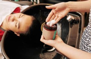 使用燙髮藥水